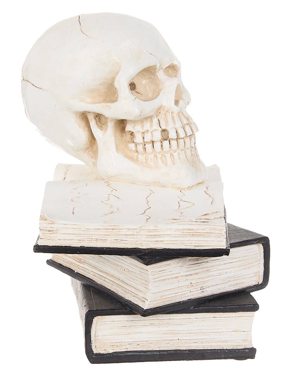 Figura decorativa de halloween con forma de calavera sobre libros 2